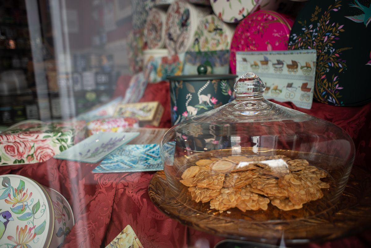 Escaparate de la tienda Cien Palacios.