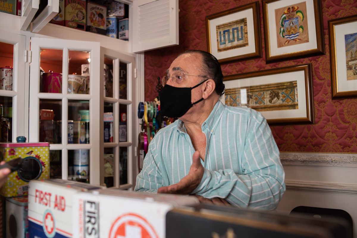 José Manuel Ibáñez durante la entrevista en la tienda.