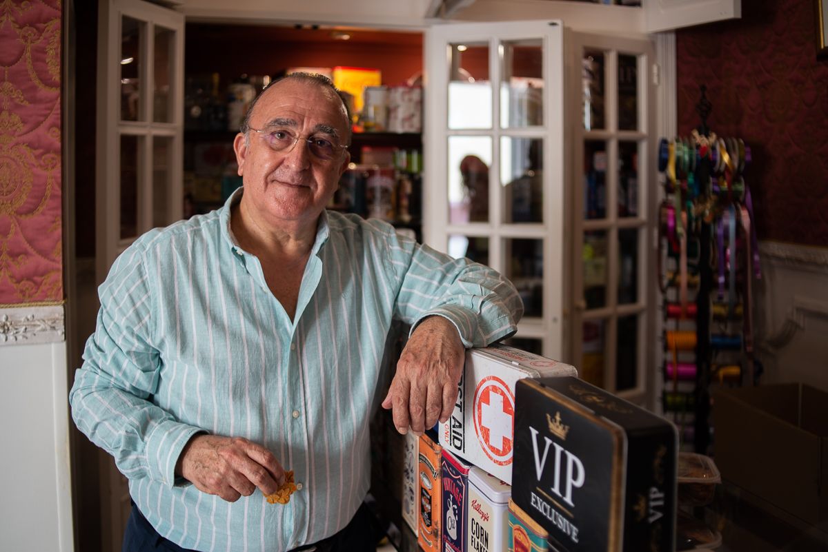 José Manuel posando en el mostrador de la tienda.
