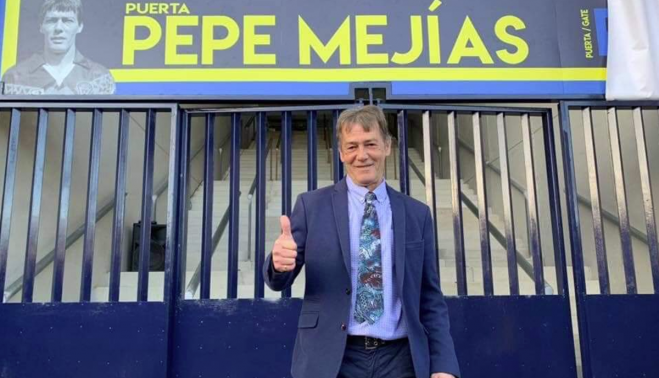 Pepe Mejías, delante de la puerta que lleva su nombre en el Nuevo Mirandilla.