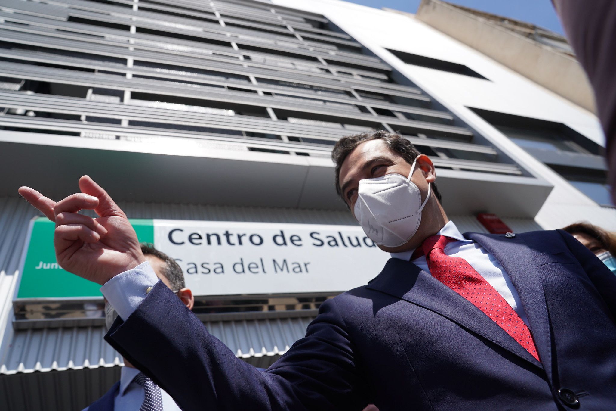 El presidente de la Junta, Juanma Moreno, ante un centro de Atención Primaria, en una imagen de archivo.
