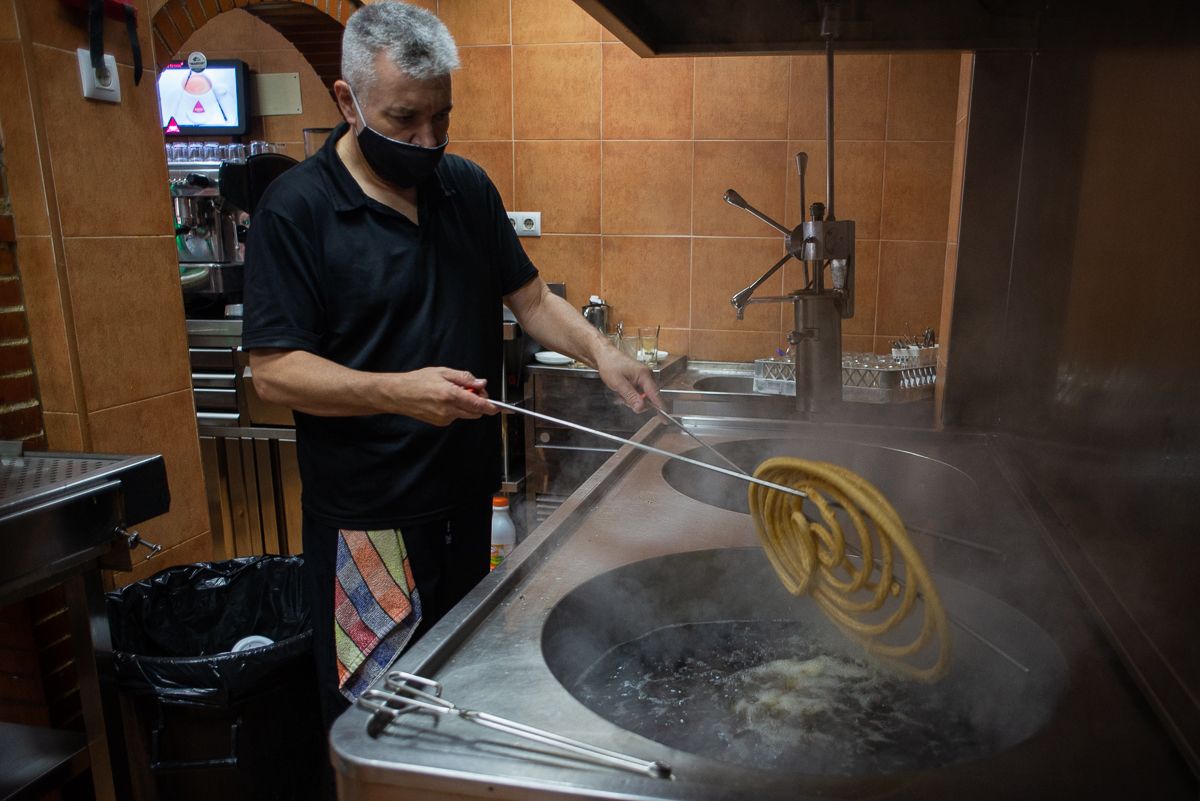 Paco Moscoso, todo un profesional del arte de hacer churros. 