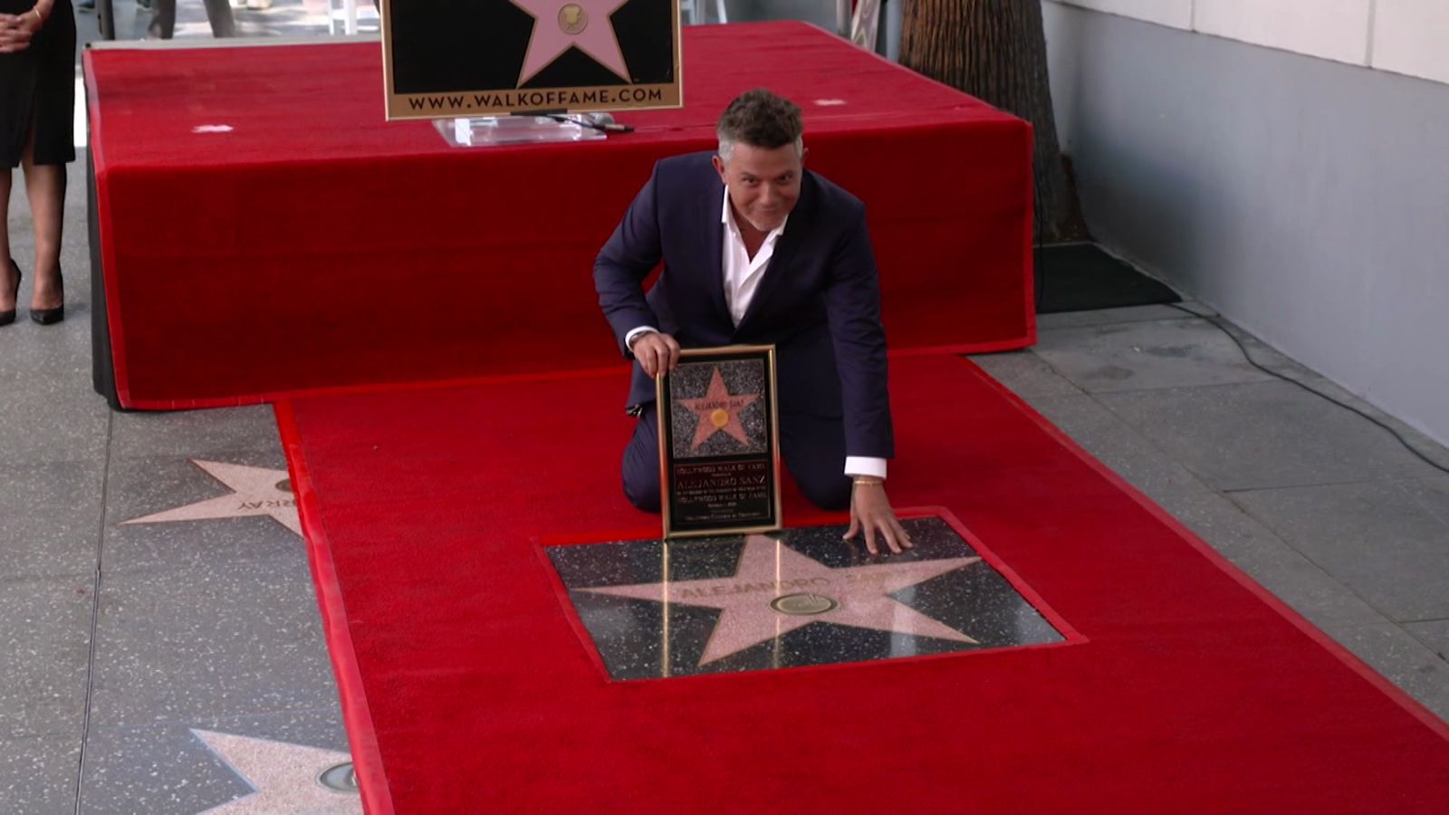 Alejandro Sanz, con su estrella en el Paseo de la Fama de Hollywood. Alejandro Sanz, con su estrella en el Paseo de la Fama de Hollywood.