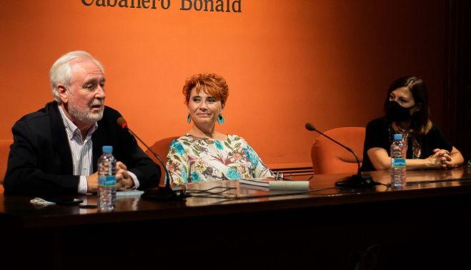 Un momento del diálogo entre la autora y Enrique Montiel