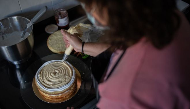 Mila realiza repostería de comercio justo, con productos de Oxfam Intermón Jerez.    MANU GARCÍA