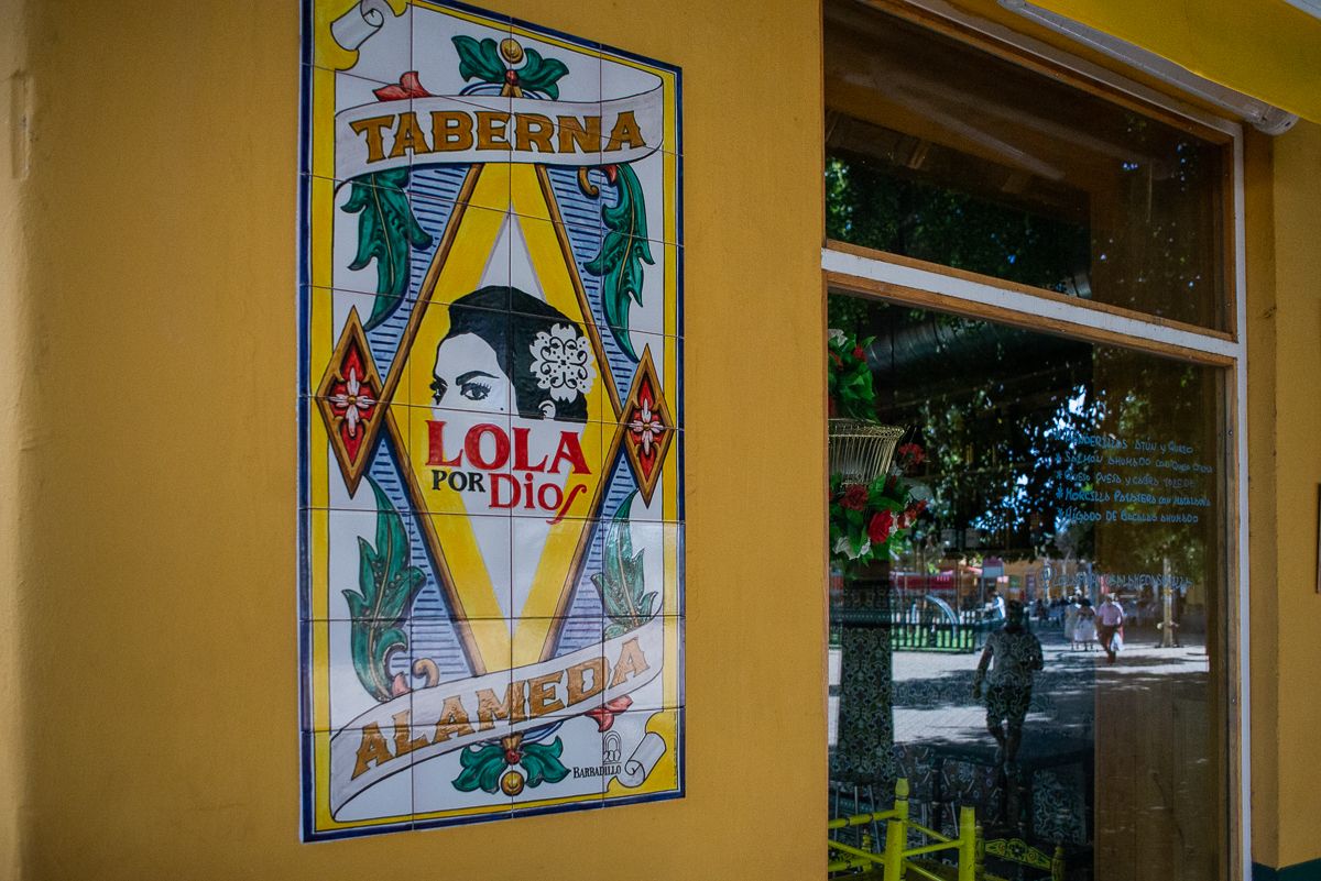 Azulejo característico en la entrada de la taberna.