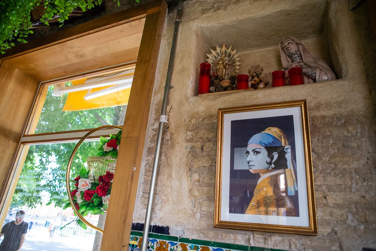 Detalles de la decoración de la taberna.