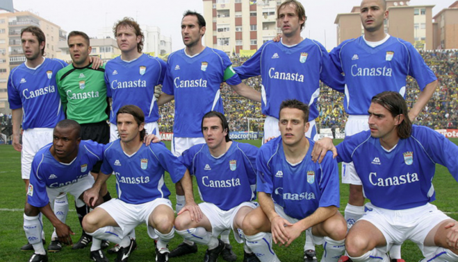 En su etapa como jugador del Xerez CD, en el centro de la fila de jugadores agachados.