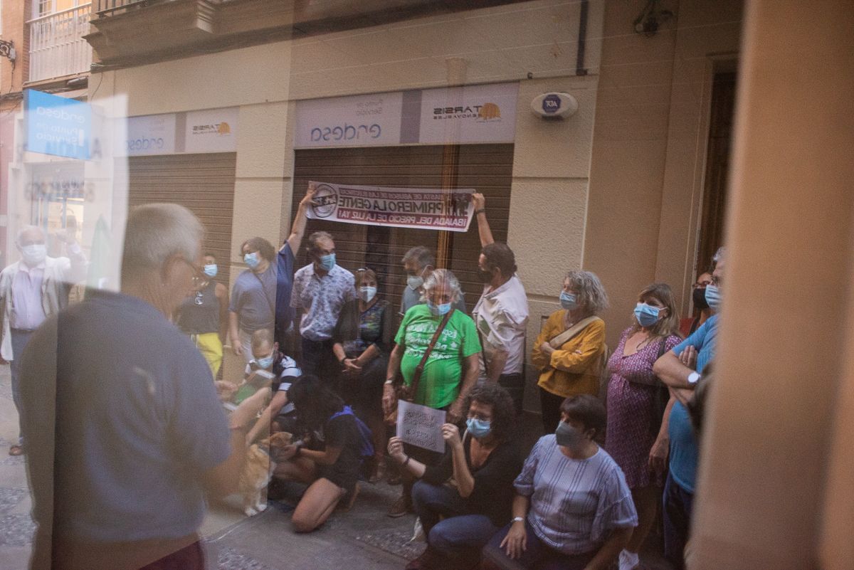 Los manifestantes reclaman que una bajada de la luz.   MANU GARCÍA