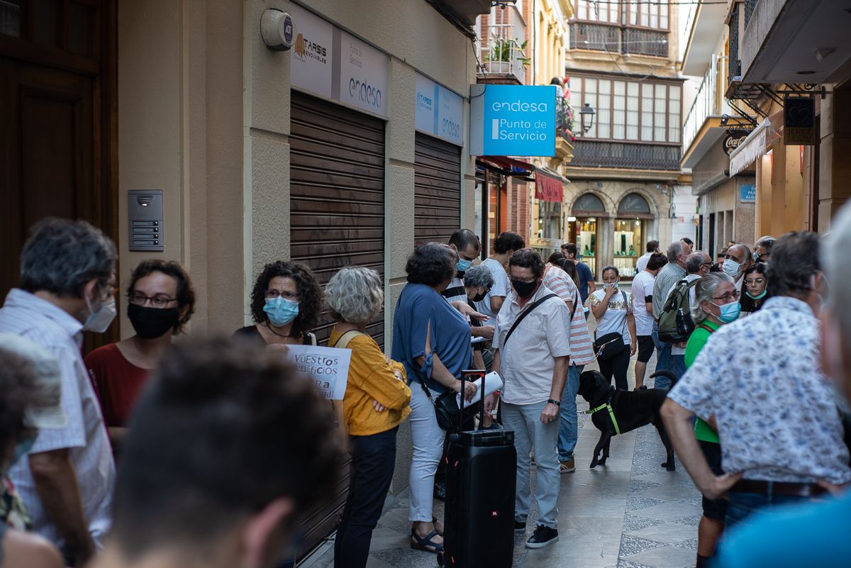 Crecen las defunciones y descienden los nacimientos en Andalucía.