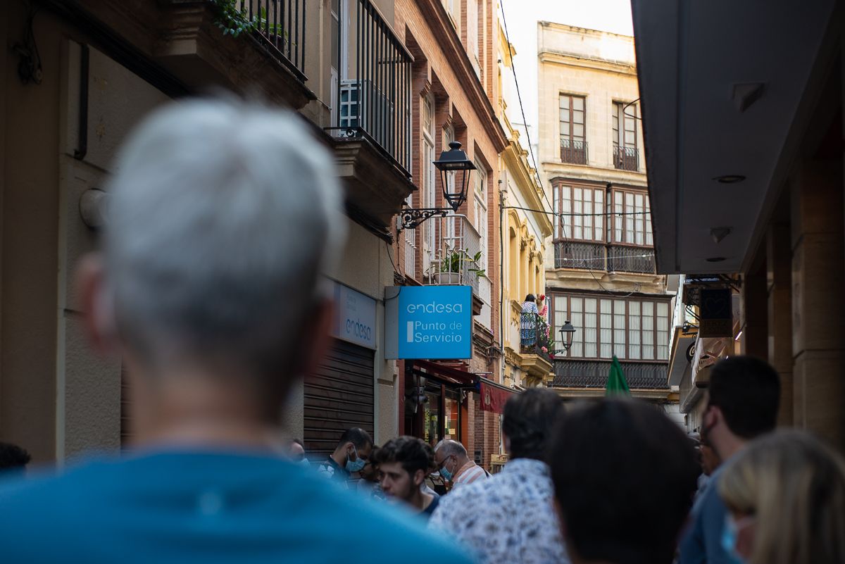La protesta se ha llevado a cabo en la céntrica calle Algarve, ante una oficina de Endesa.   MANU GARCÍA