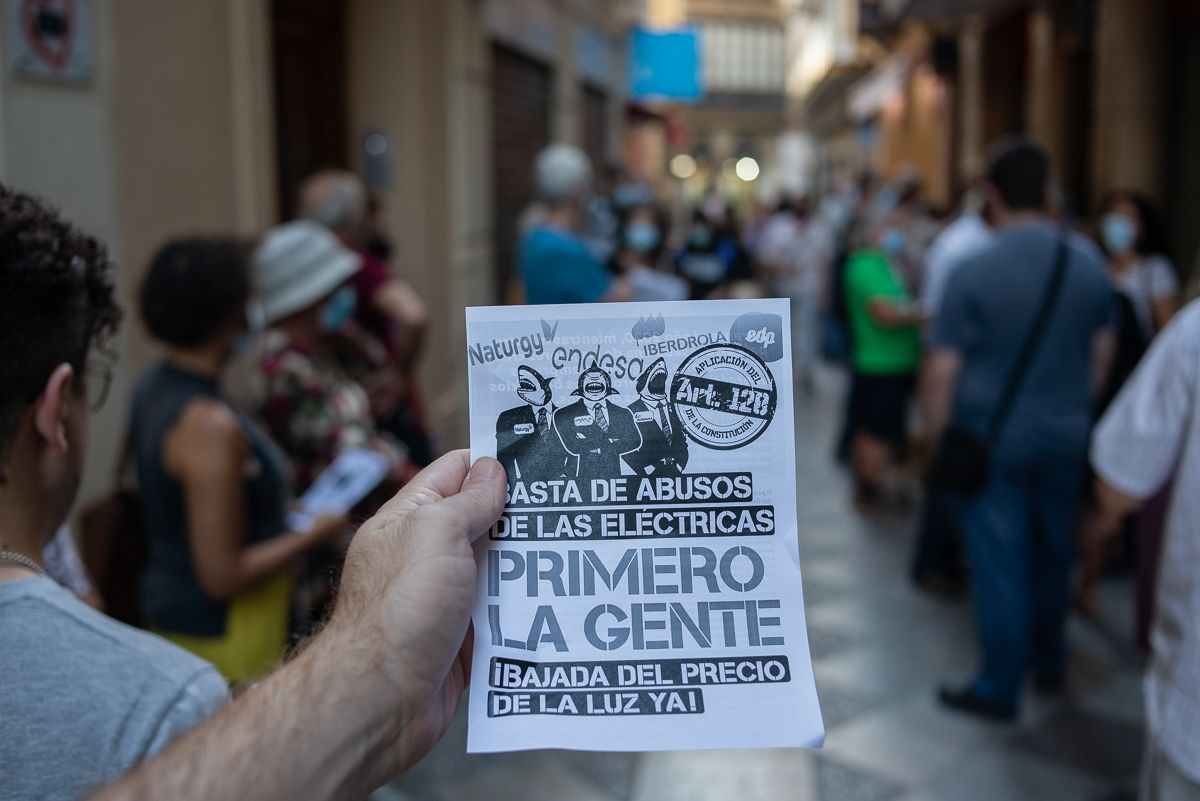 ¿Cuál será este lunes el tramo horario con el precio máximo de la luz?. Concentración ante Endesa bajo el eslogan 'Primero la gente', en una imagen reciente.