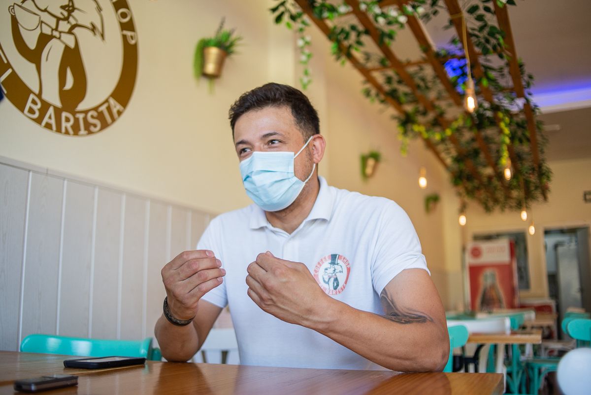 Gustavo durante la entrevista en el interior del local.