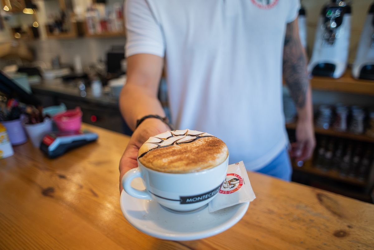 Capuchino con arte en El barista de Vistahermosa.