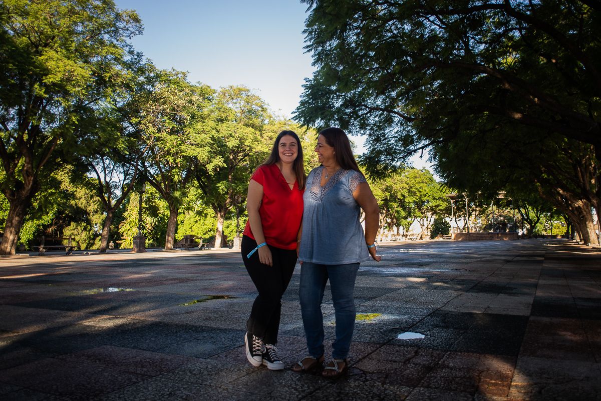 La universitaria y la presidenta de la Asociación posan en Jerez.
