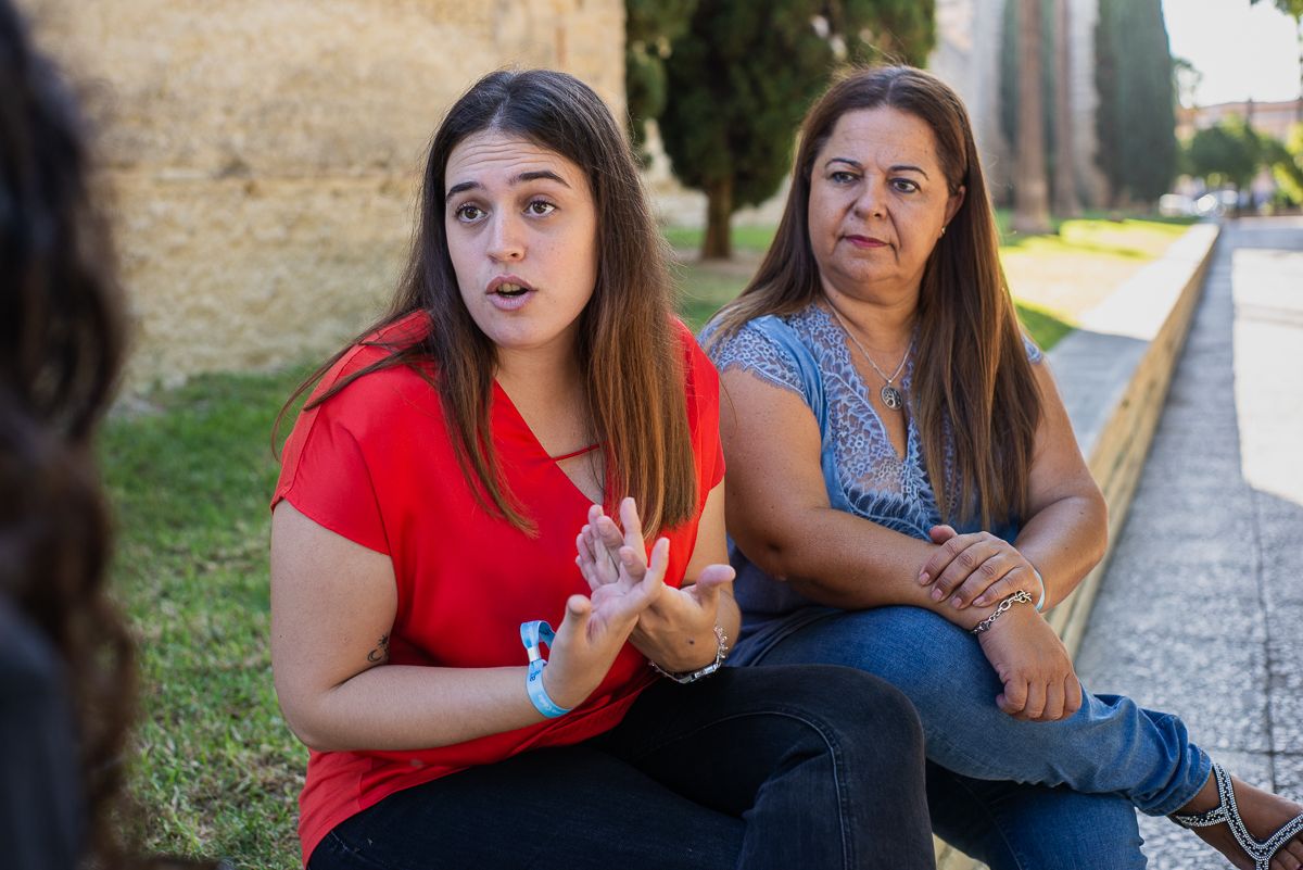 Lucía Alcántara y Paula García durante la entrevista.
