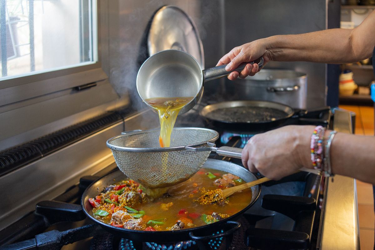 La cocinera preparando el arroz.