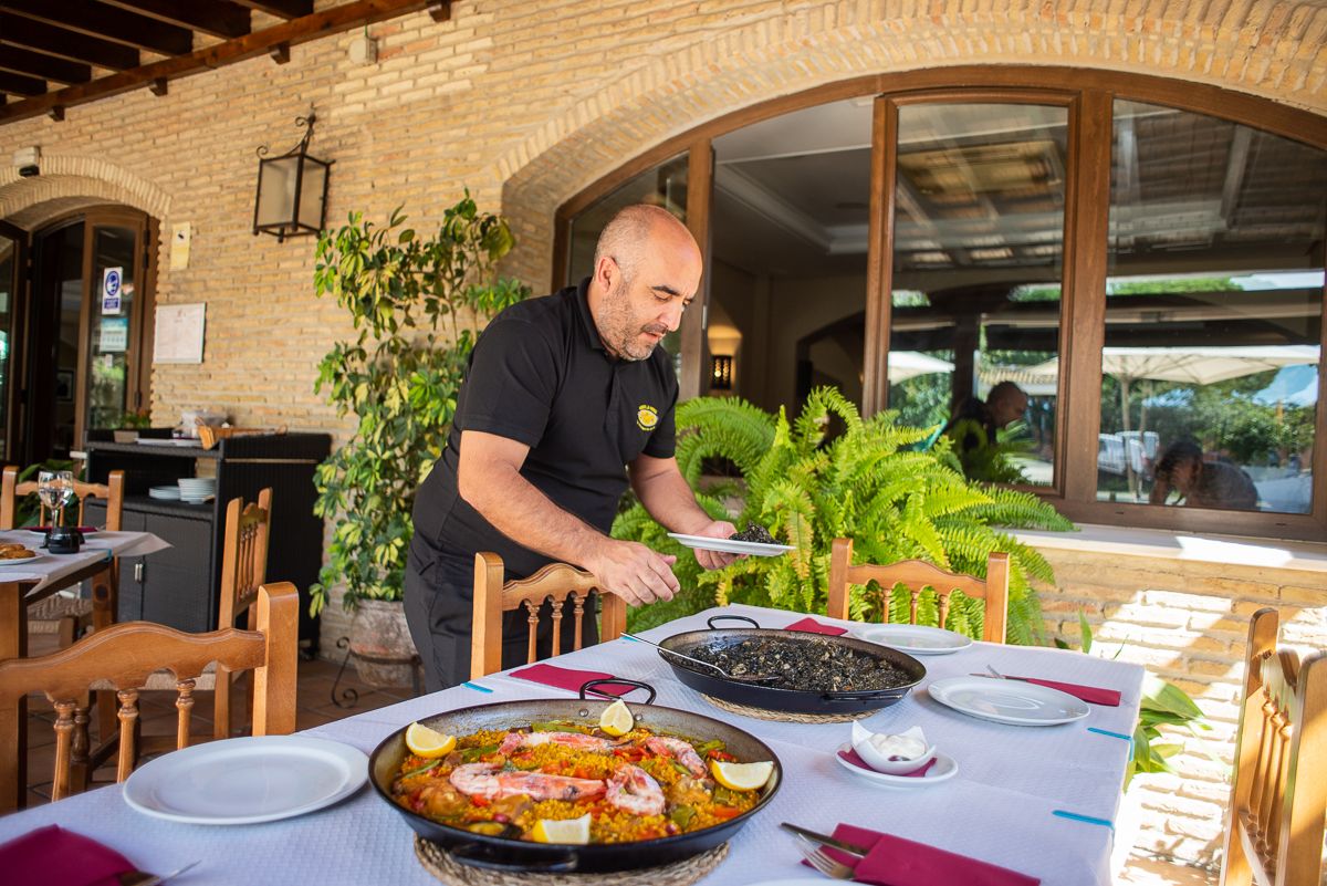 Joaquín sirviendo la especialidad de la casa.