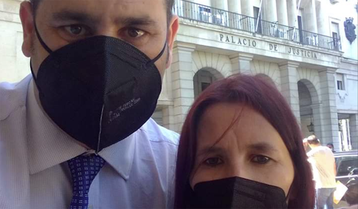 Sara Casas, junto a su abogado, a la puerta del Palacio de Justicia de Sevilla. Sara Casas, junto a su abogado, a la puerta del Palacio de Justicia de Sevilla.
