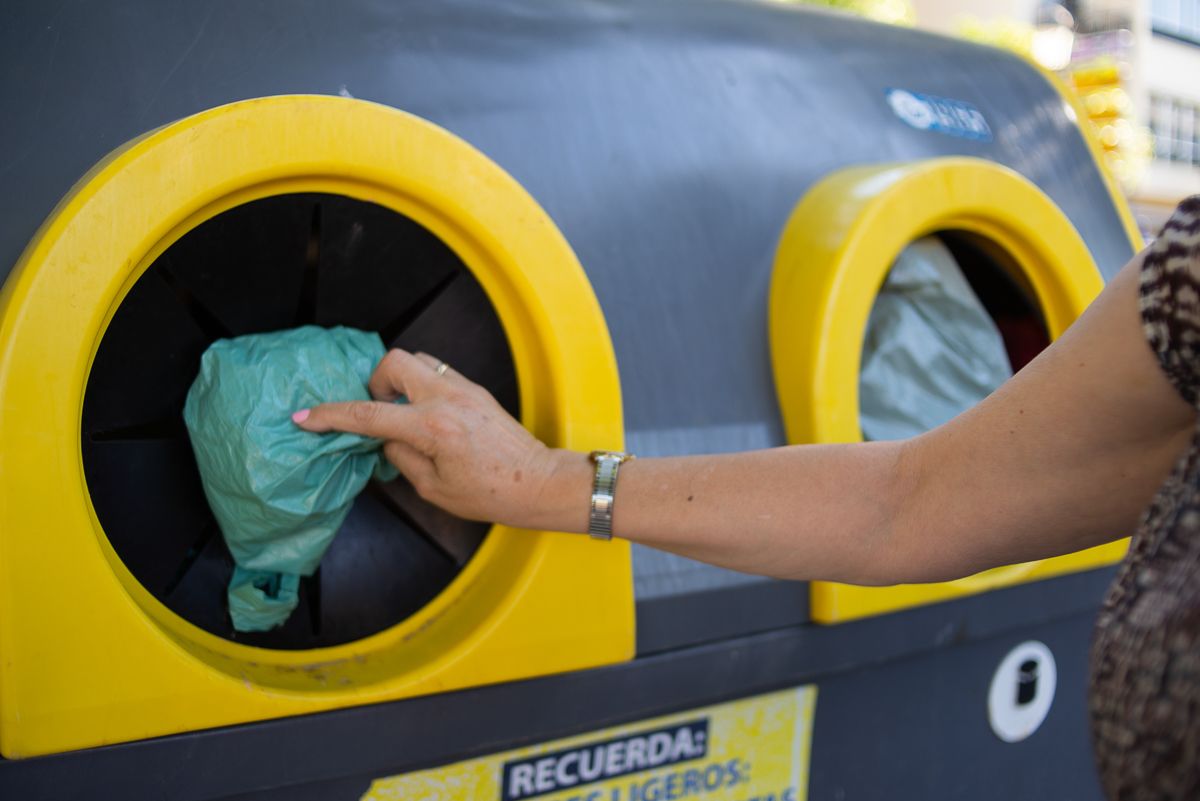 Una persona contribuye al reciclaje en una imagen de archivo