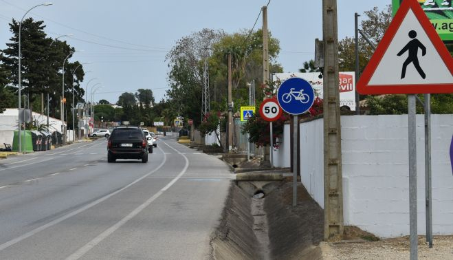 Carretera de acceso a las urbanzaciones existentes en la zona de la Rana Verde de Chiclana de la Frontera.