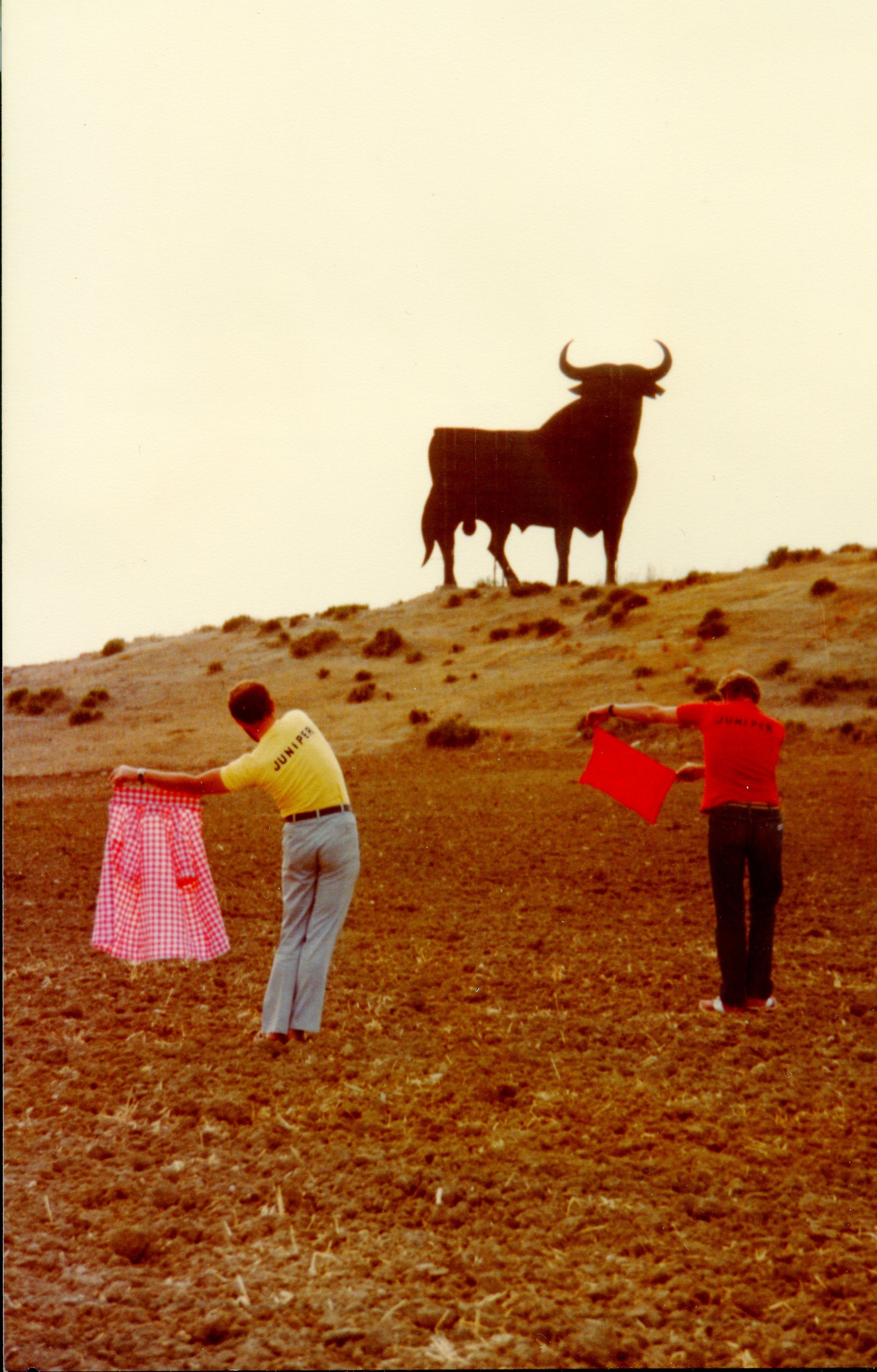 Los directores junto a un icono como el Toro de Osborne. Archivo audiovisual de Juniper Films.