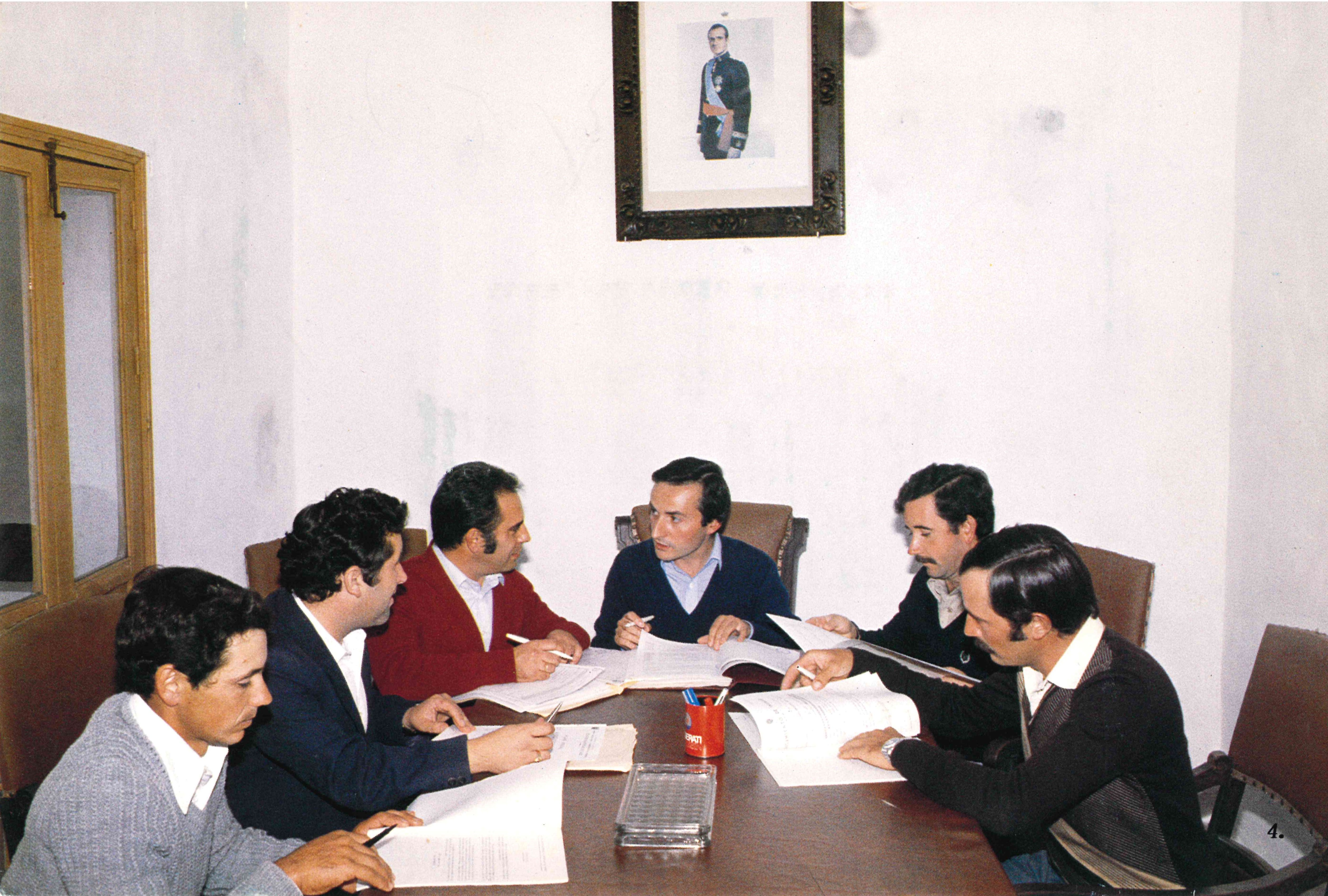 Una reunión en Alcaldía de la época. Archivo audiovisual de Juniper Films.