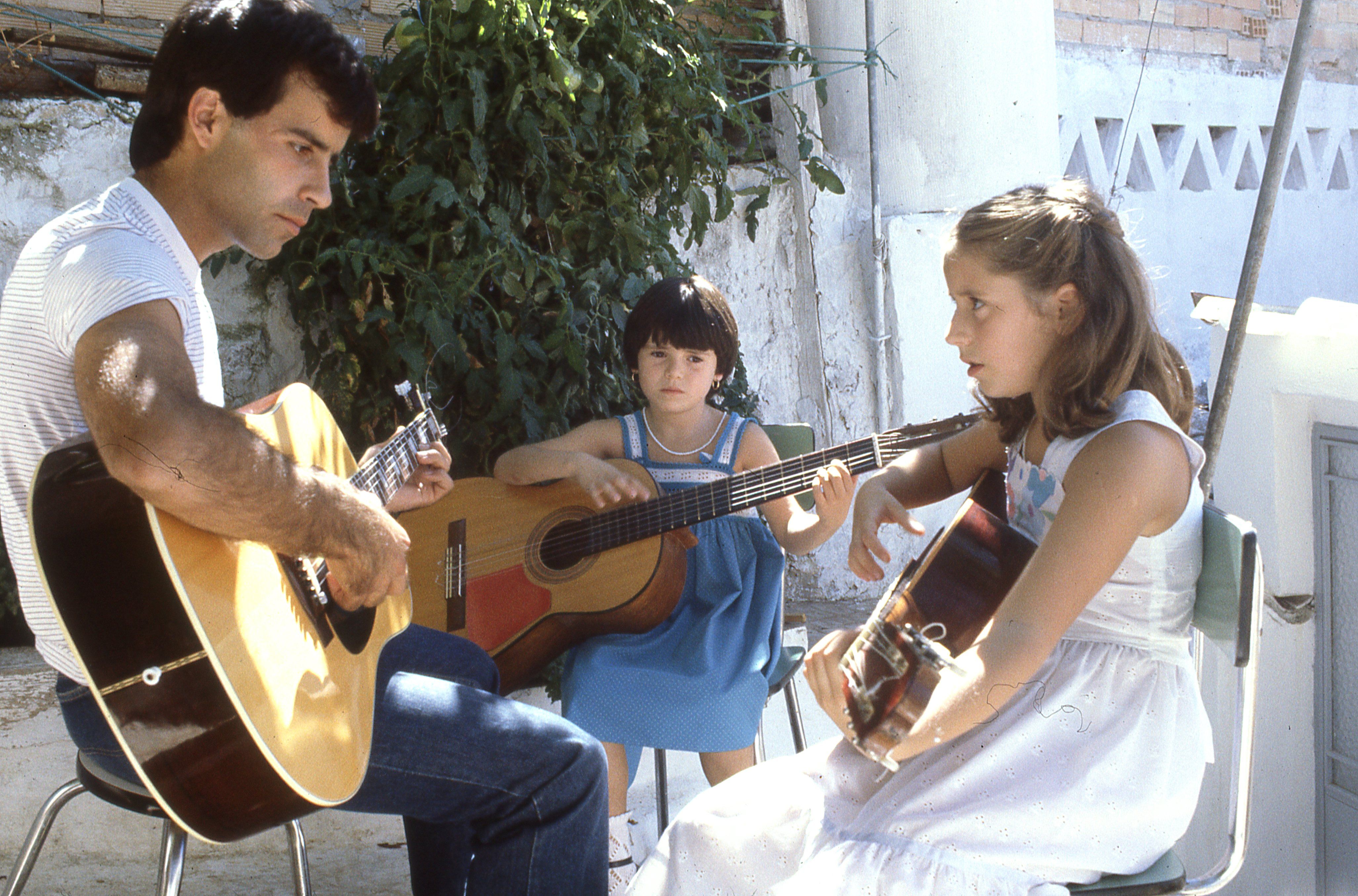 Clases de guitarra que salen en la cinta. Archivo audiovisual de Juniper Films. 