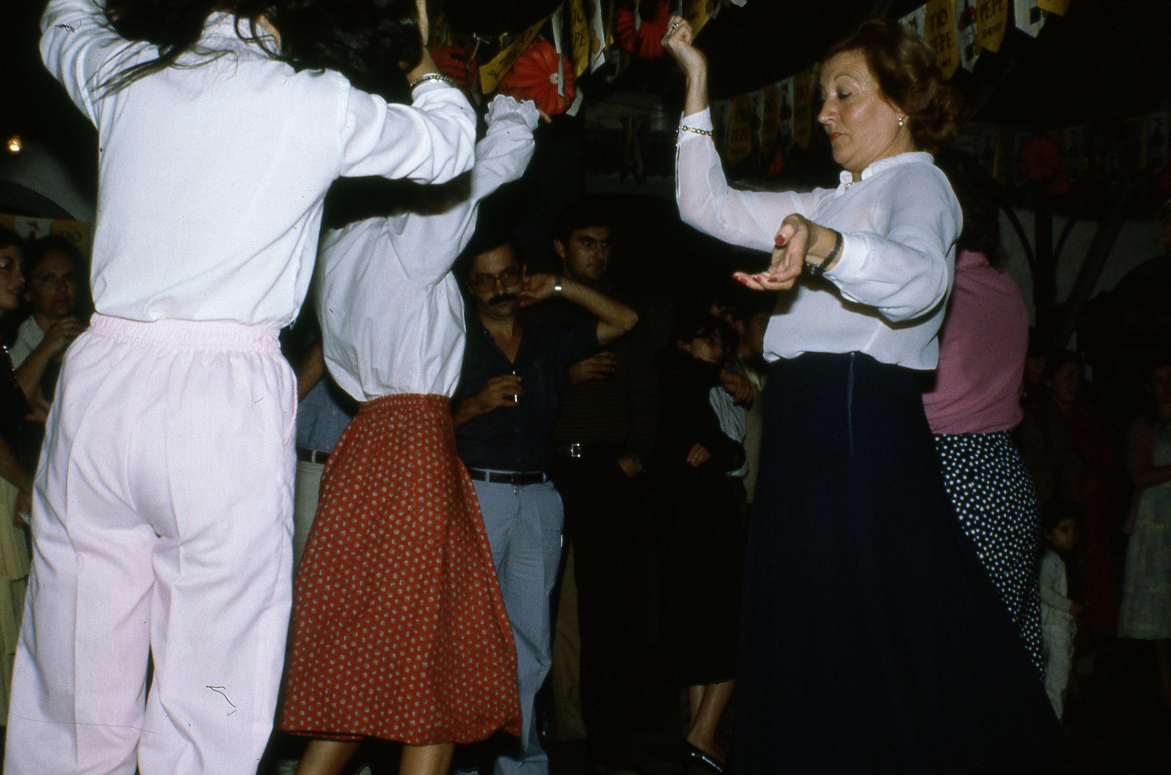 Baile durante una fiesta del pueblo. Archivo audiovisual de Juniper Films.