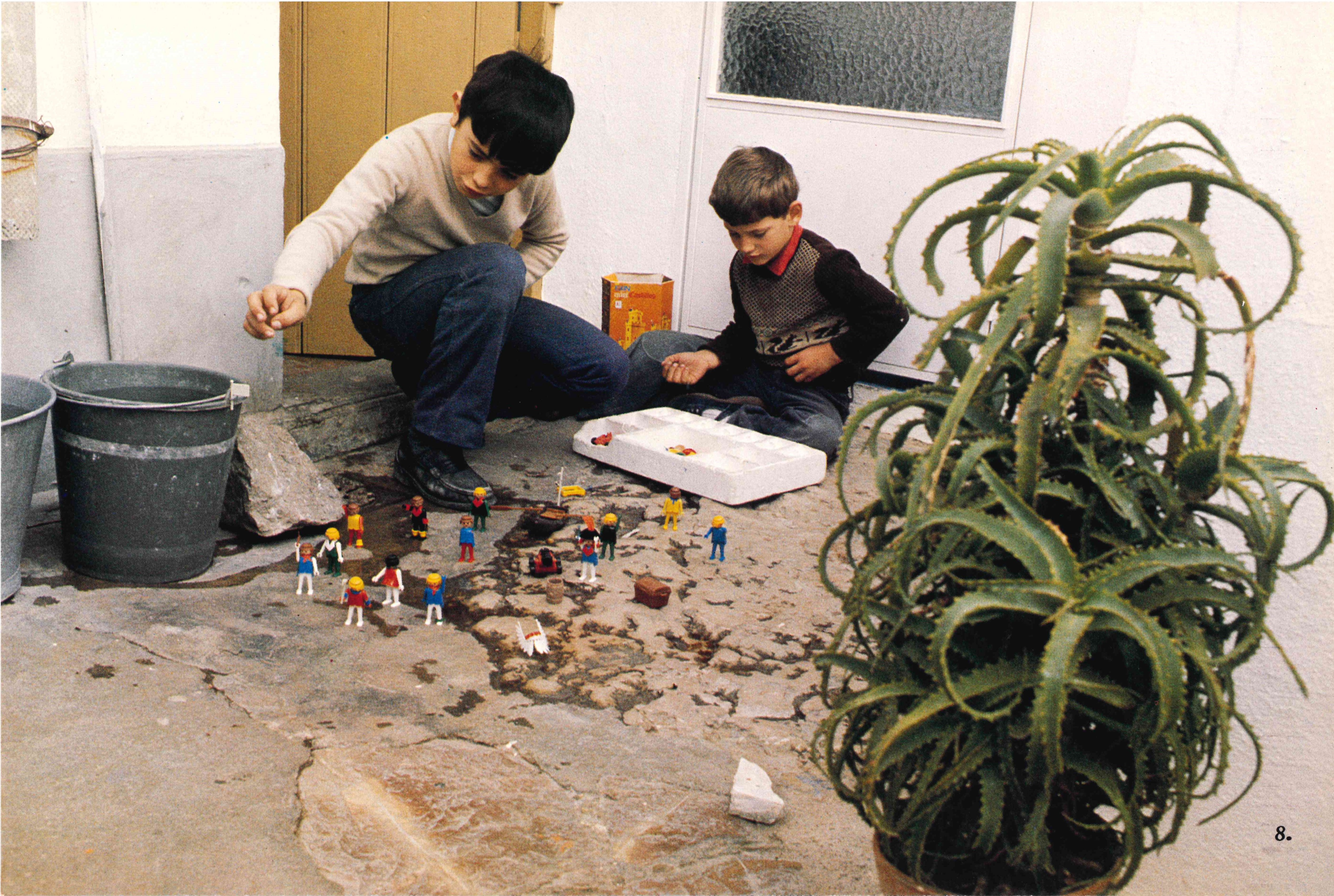 Jugando a los Playmobil. Archivo audiovisual de Juniper Films. 