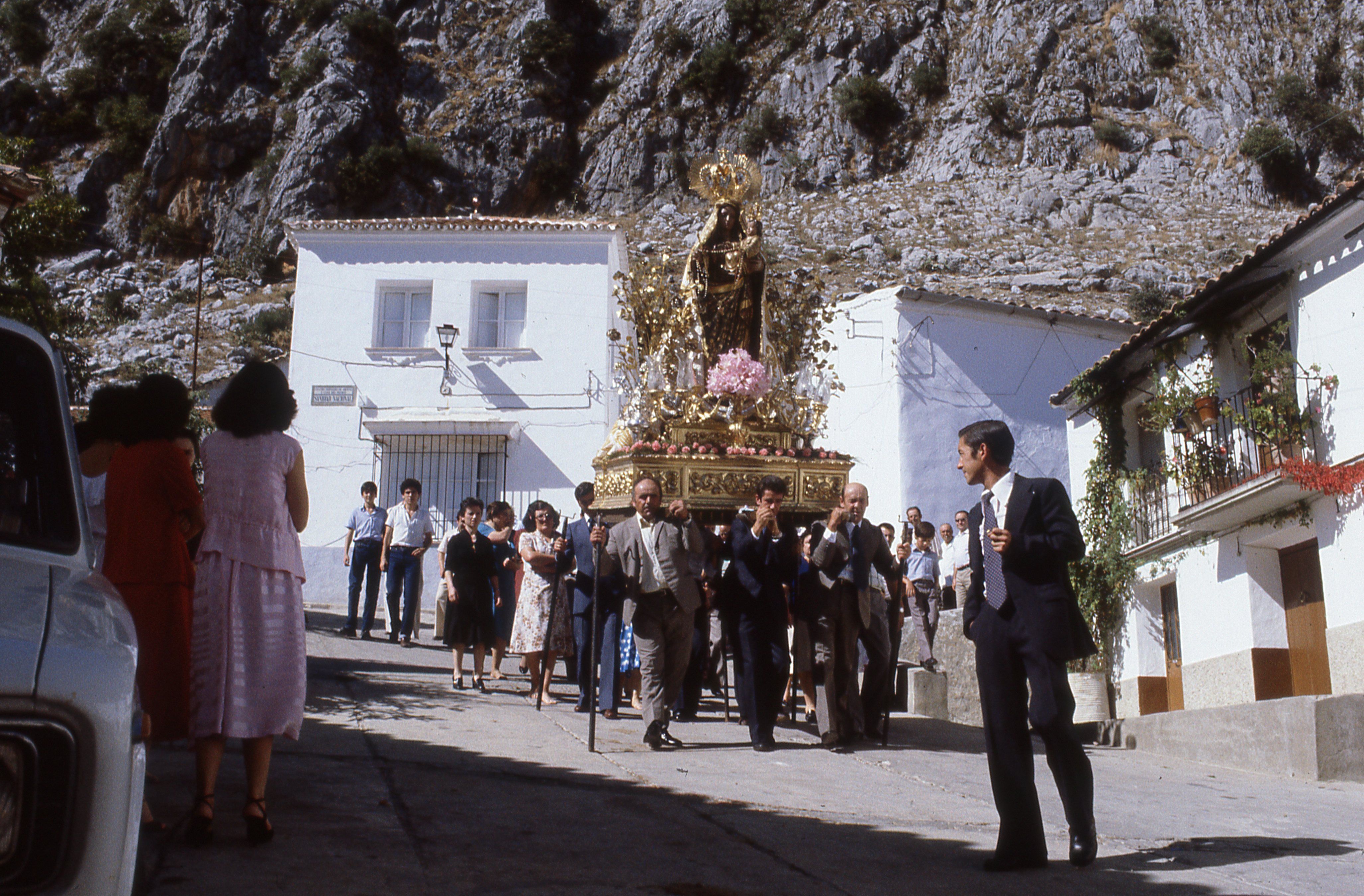 Procesión por las calles del pueblo de la sierra de Cádiz. Archivo audiovisual de Juniper Films.