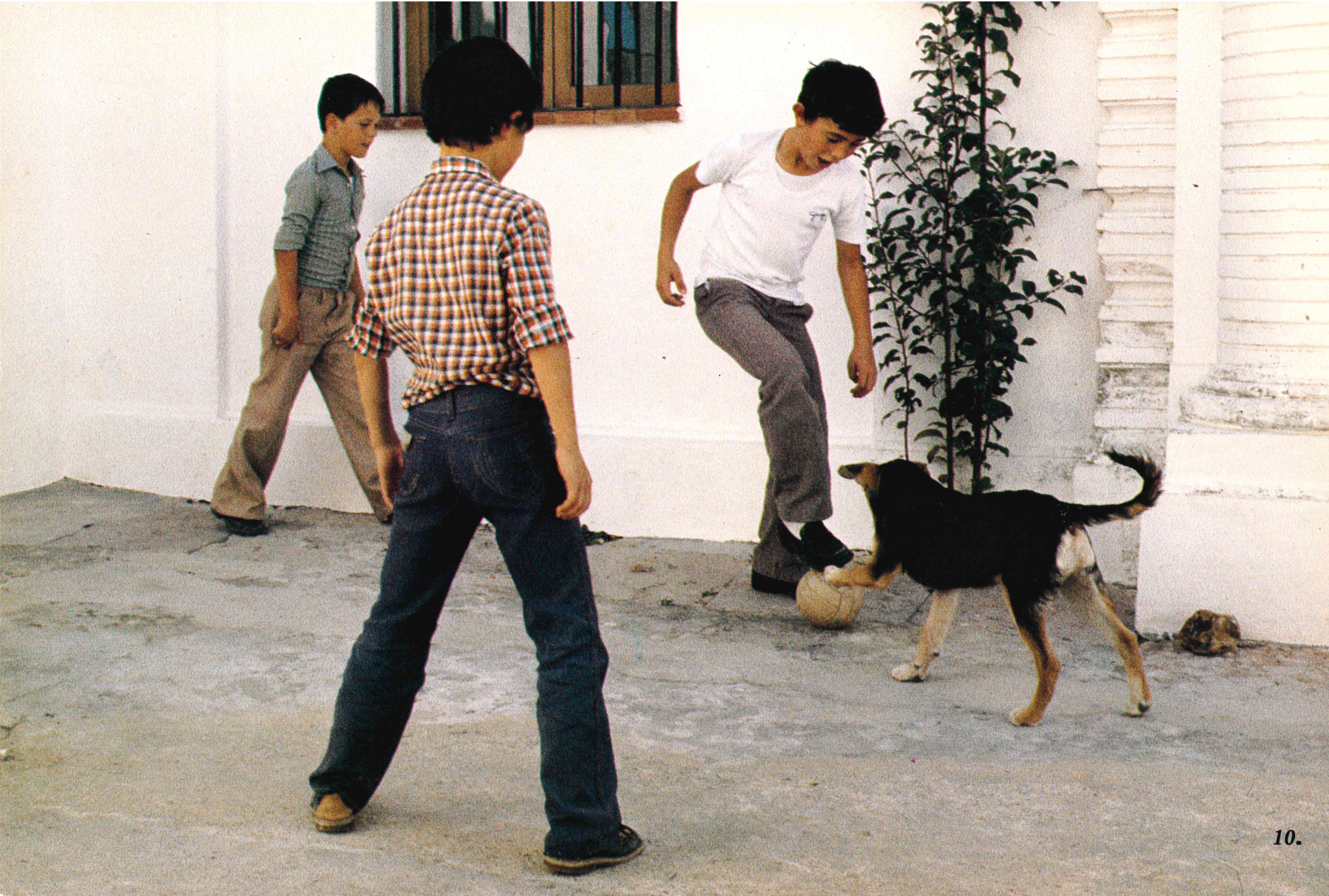 Un partido improvisado de fútbol en plena calle. Archivo audiovisual de Juniper Films.