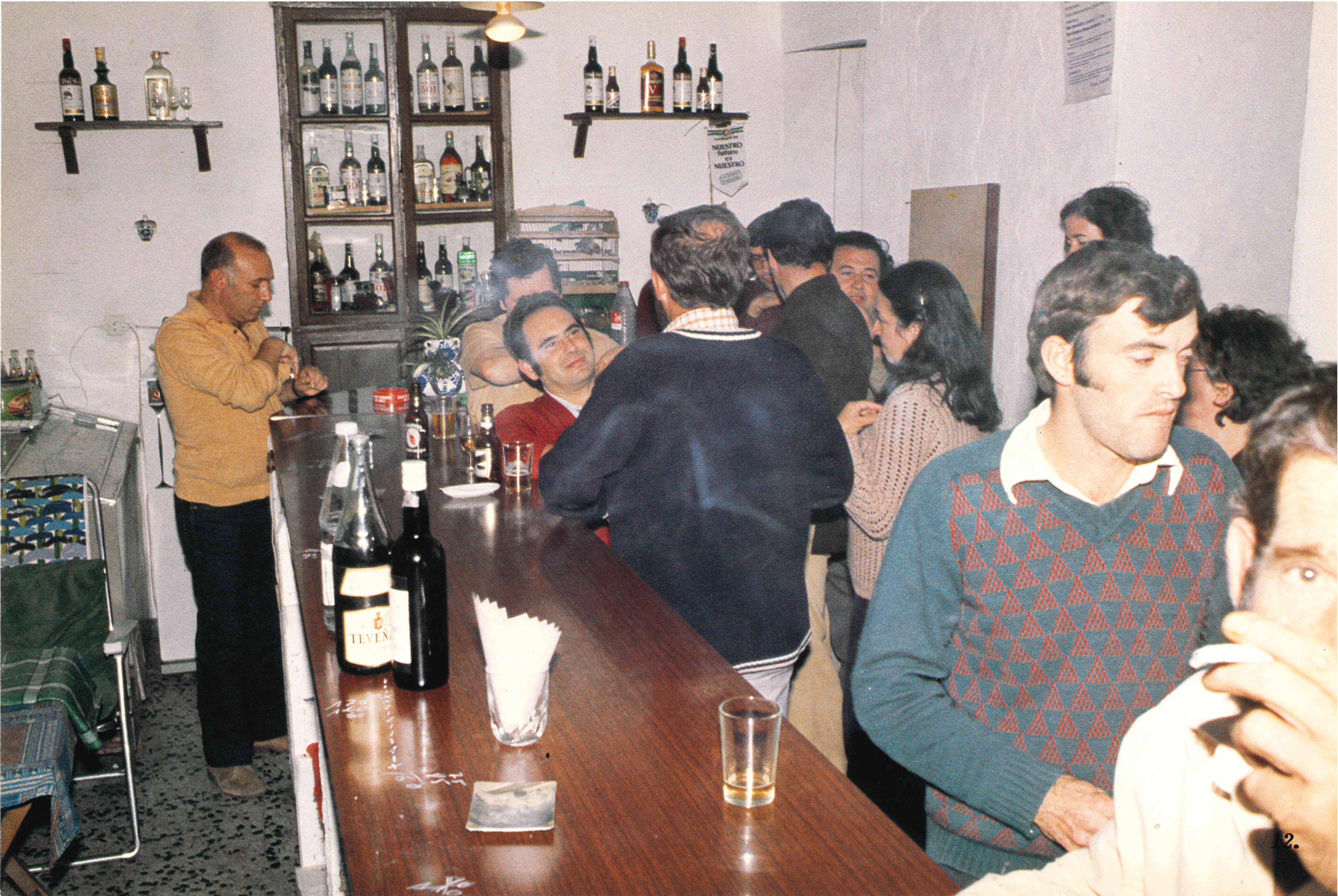 Un bar, sitio típico de reunión en esos años. Archivo audiovisual de Juniper Films.