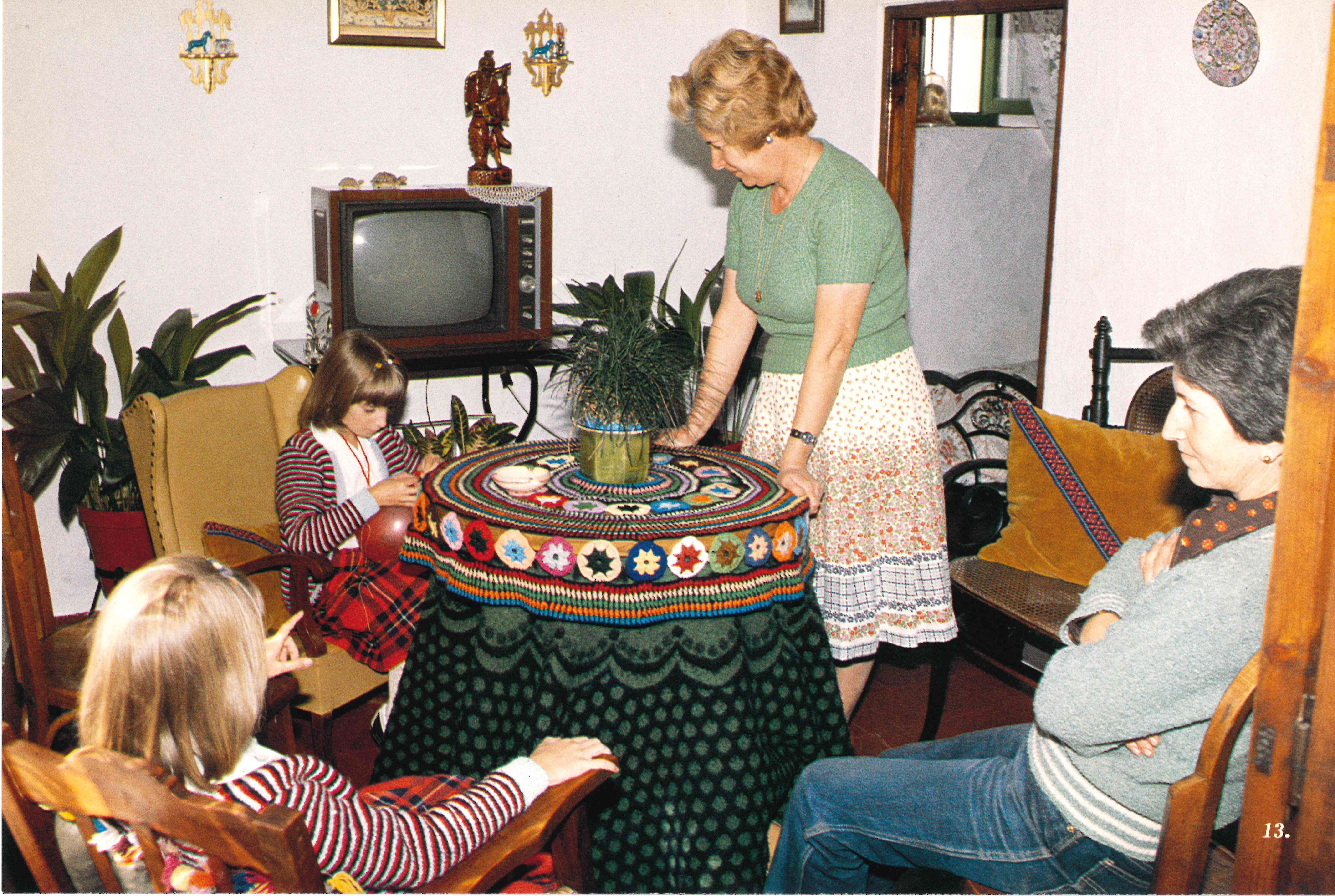 Una imagen familiar en una casa de Villaluenga. Archivo audiovisual de Juniper Films.