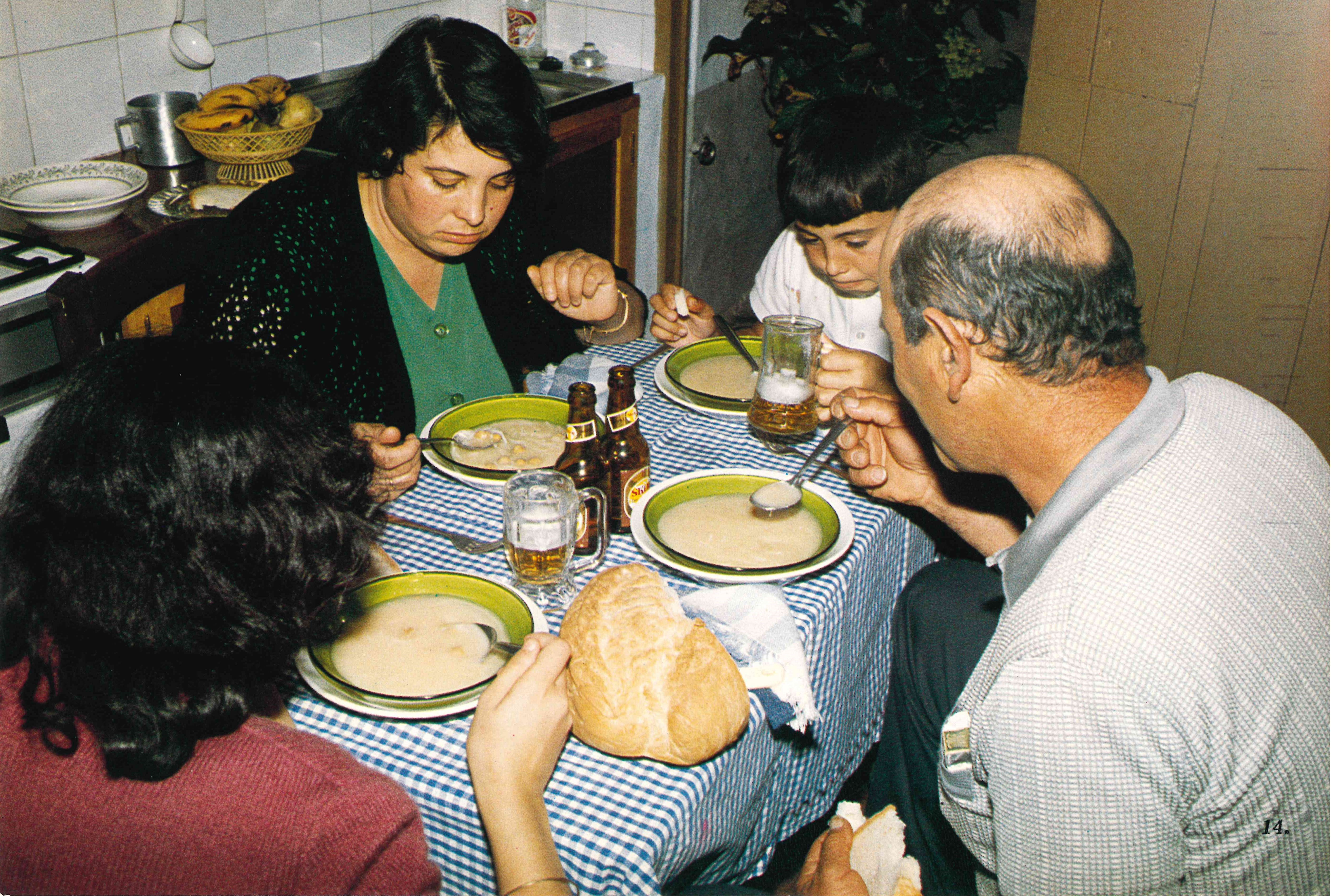 Un momento cotidiano, una comida familia. Archivo audiovisual de Juniper Films.
