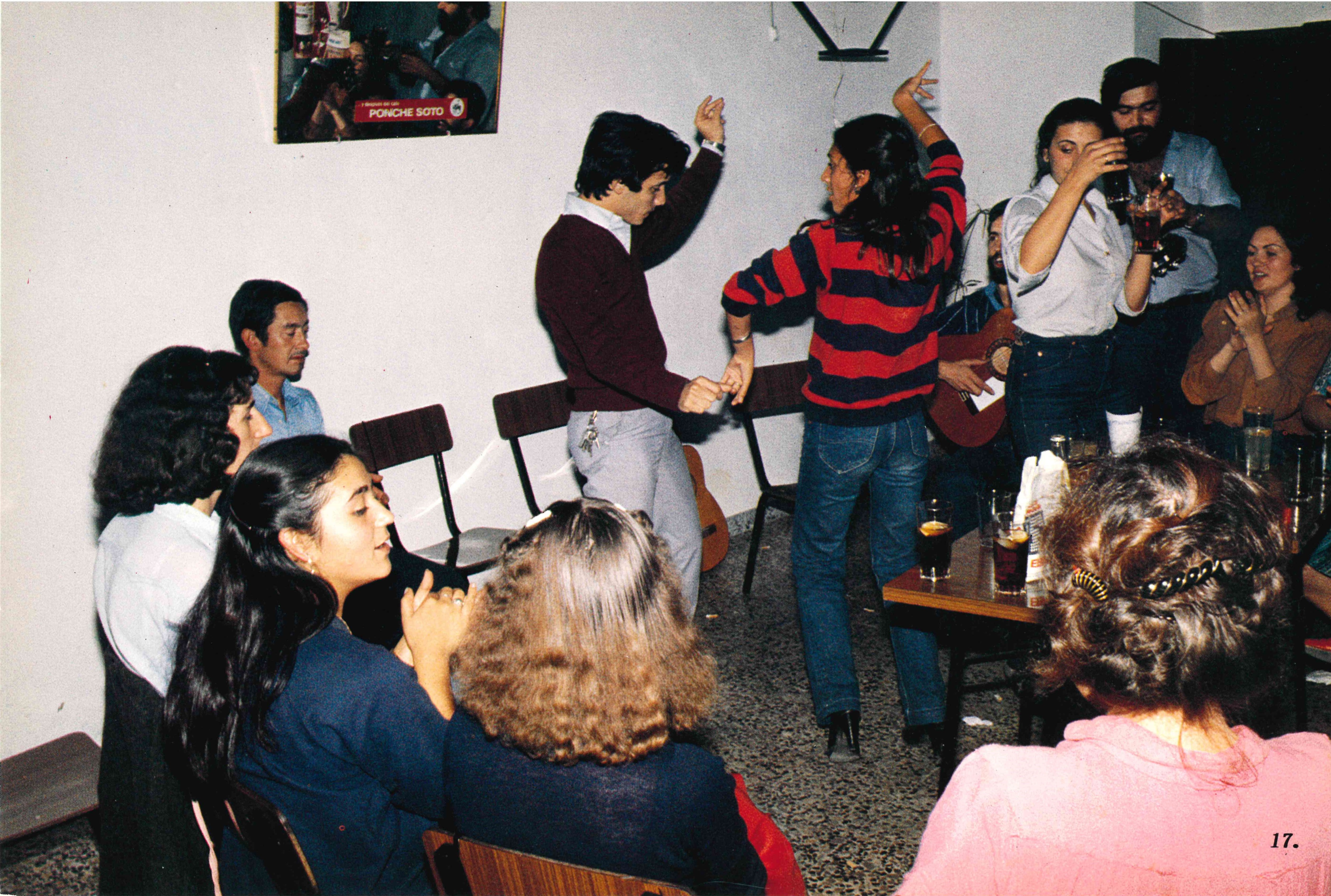 Momento de parranda en un bar. Archivo audiovisual de Juniper Films.