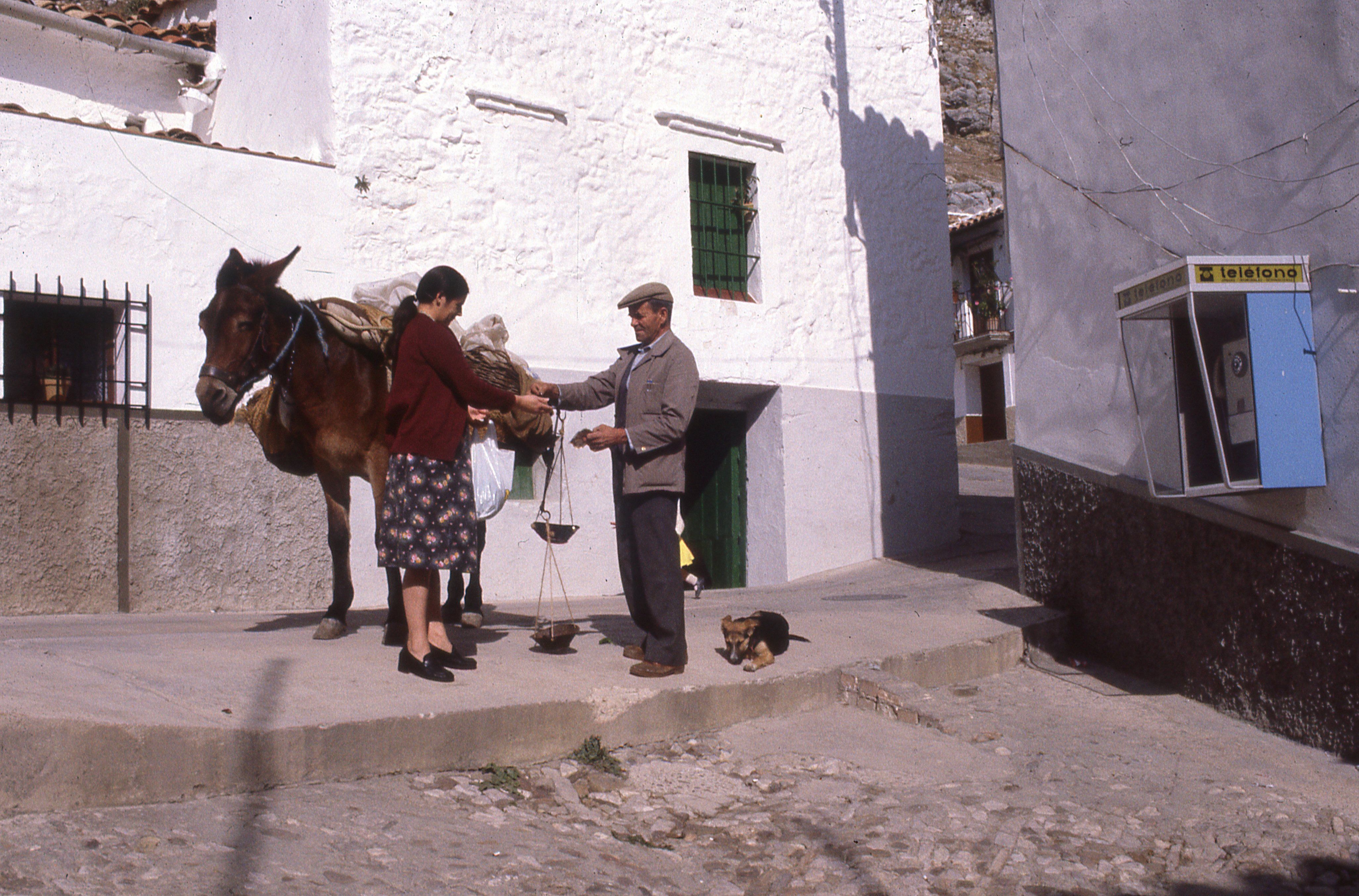 La venta ambulante típica de la época. Archivo audiovisual de Juniper Films.
