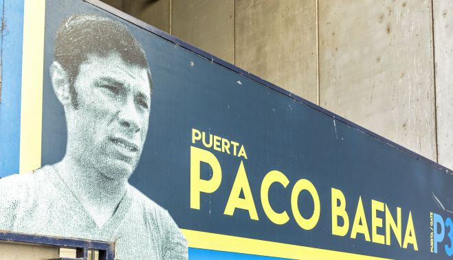 La puerta del Nuevo Mirandilla que lleva el nombre de Paco Baena.   GERMÁN MESA