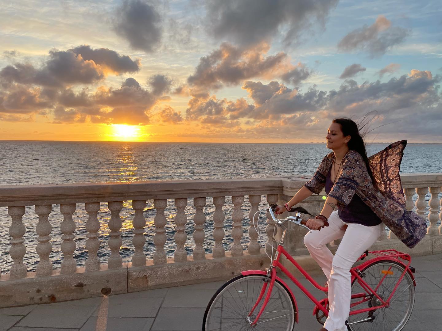 Débora paseando con una de las bicicletas.