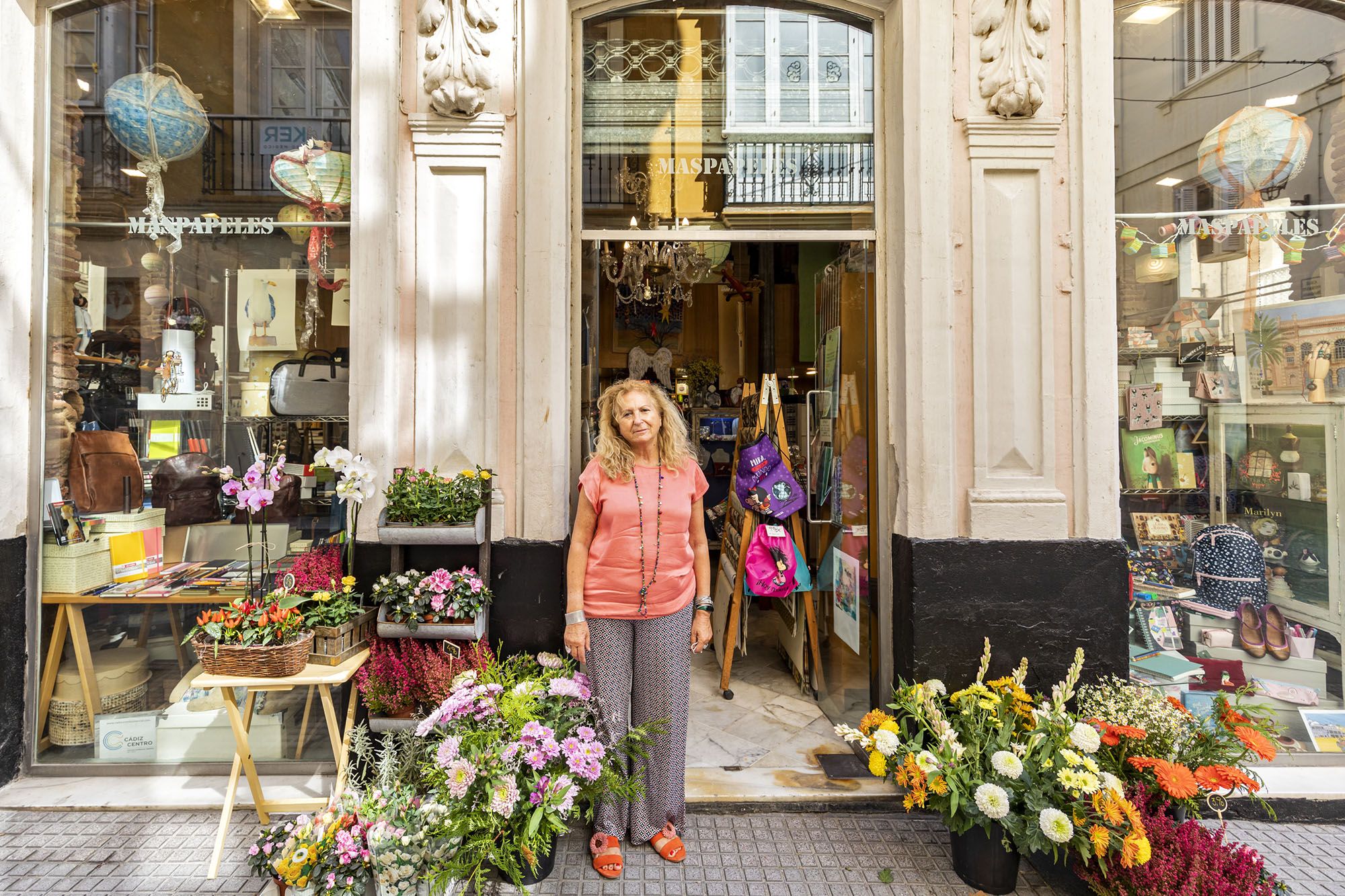 Lola de la Oliva en la entrada de Maspapeles en Cádiz.