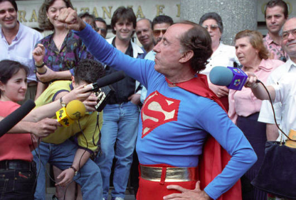 Ruiz Mateos, vestido de Superman, fue el primer fenómeno viral con frases como el célebre "¡Que te pego, leche!". Ruiz Mateos, vestido de Superman, fue el primer fenómeno viral con frases como el célebre "¡Que te pego, leche!".