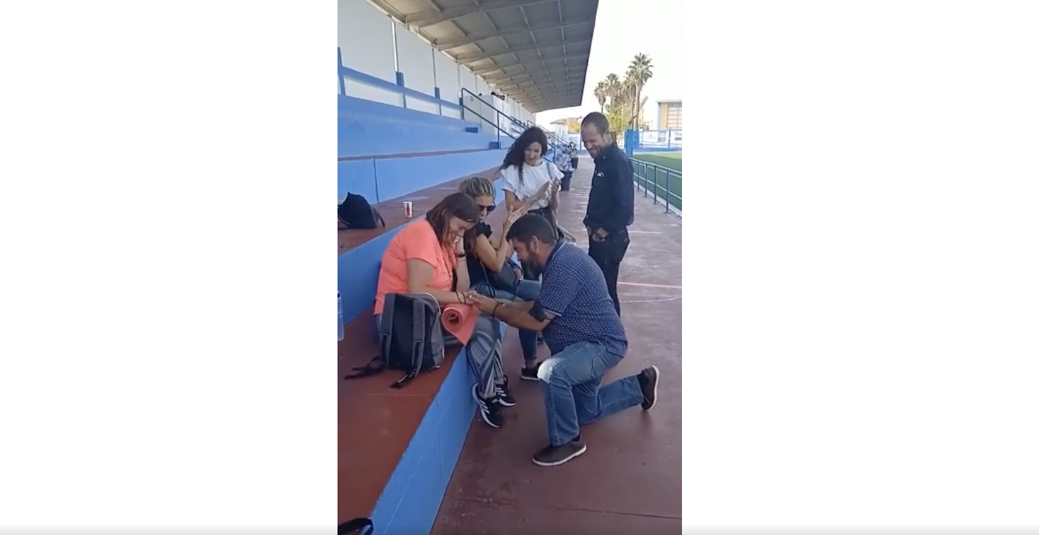 Una imagen de la divertida pedida de mano en el campo de fútbol de Guadalcacín. Una imagen de la divertida pedida de mano en el campo de fútbol de Guadalcacín.