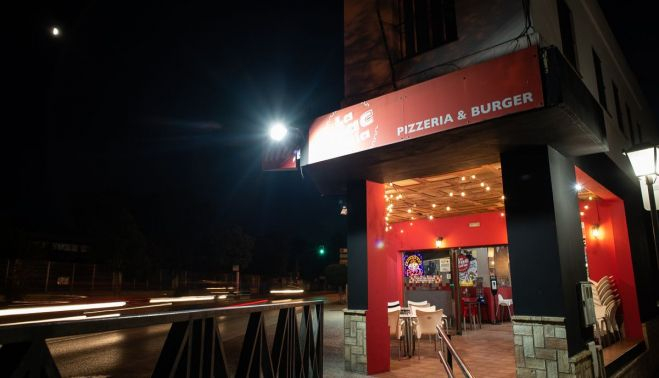 El exterior de la pizzería de Guadalcacín.   MANU GARCÍA
