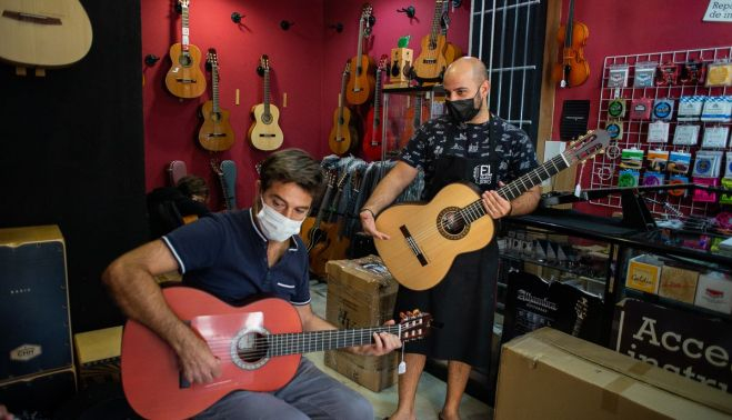 Esta boutique de la guitarra es un lugar donde habitualmente la música está presente en directo. 
