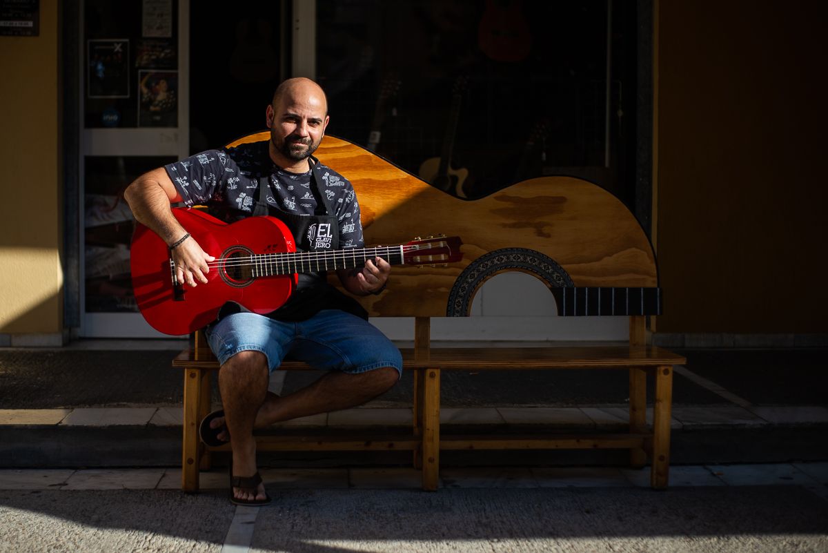Manuel Ruiz-Herrera Verano, propietario de Instrumentos El Clavijero, en el famoso banco que es todo un símbolo en El Puerto. Manuel Ruiz-Herrera Verano, propietario de Instrumentos El Clavijero, en el famoso banco que es todo un símbolo en El Puerto.