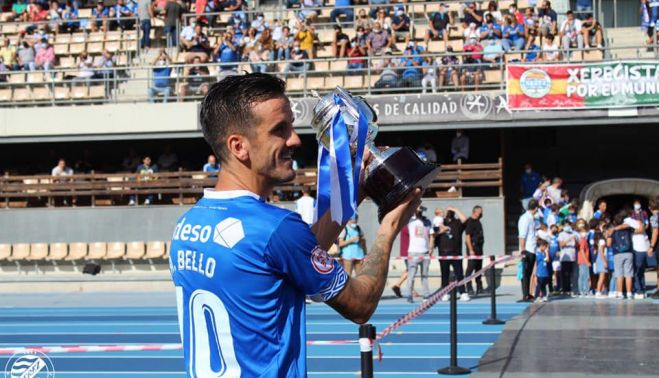 Bello, con el trofeo de campeón de Tercera