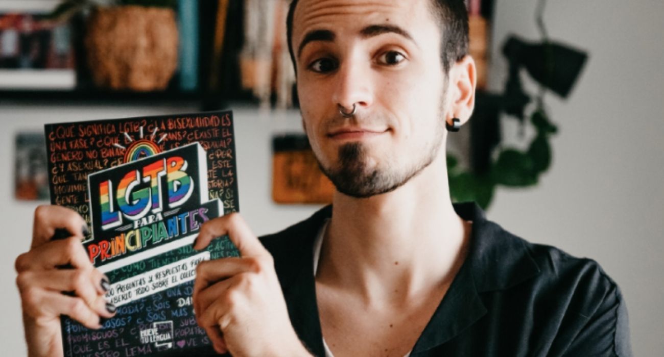 El escritor jerezano, Daniel Valero, con su libro 'LGTBI para principiantes'. El escritor jerezano, Daniel Valero, con su libro 'LGTBI para principiantes'.