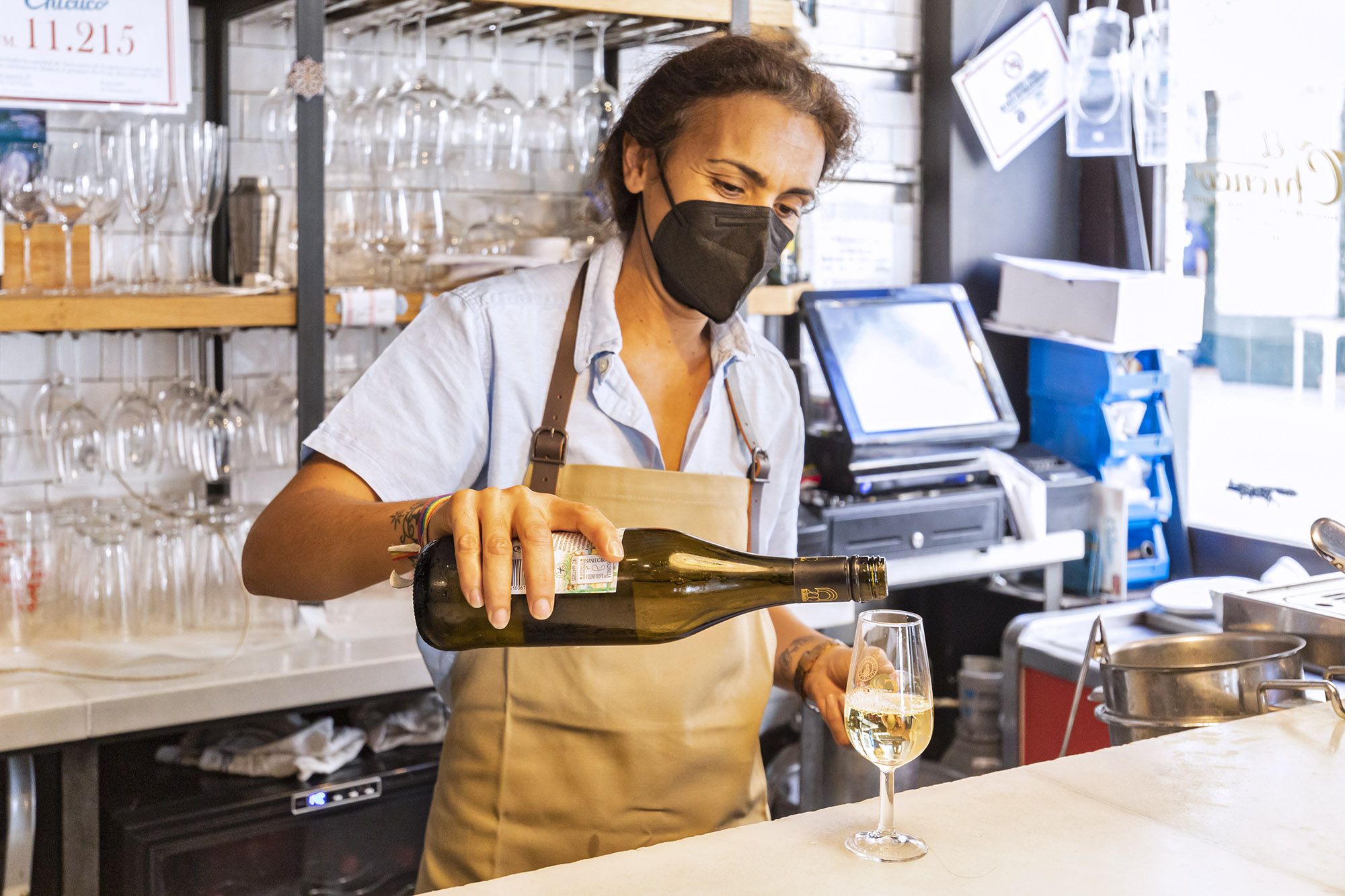 Selección de vino en el ultramarinos gaditano.