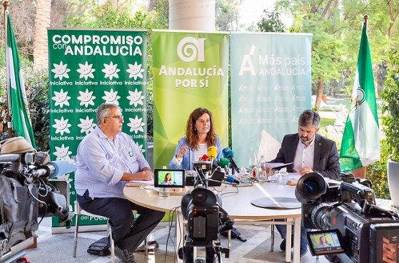 El portavoz de Iniciativa del Pueblo Andaluz, José Antonio Jiménez, la coordinadora general de Más País Andalucía, Esperanza Gómez y el máximo responsable de Andalucía X Sí, Modesto González.