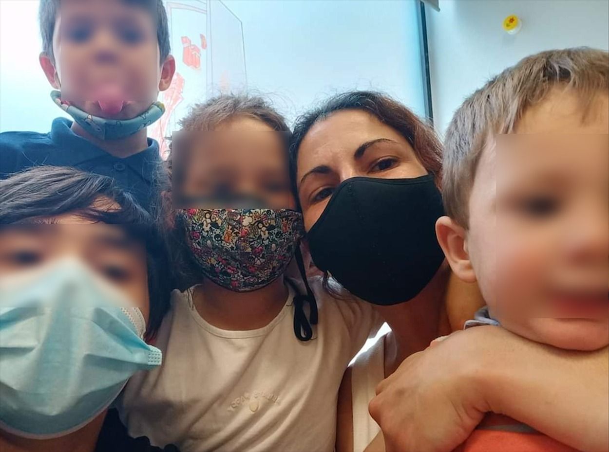 Lydia junto a sus hijos. 